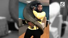 Rekaman seorang pria yang diduga menggendong komodo gegerkan warganet.