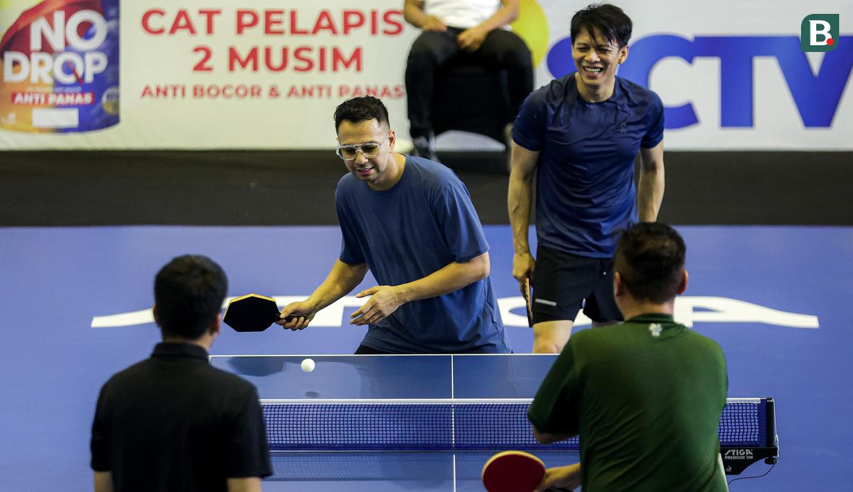 Raffi Ahmad yang berpasangan dengan Ariel Noah berusaha mengembalikan bola saat menghadapi pasangan Desta/Gading Marten pada laga ganda putra Turnamen Olahraga Selebriti Indonesia (TOSI) season 2 di GOR POPKI Cibubur, Jakarta Timur, Sabtu (13/01/2024). Raffi Ahmad/Ariel Noah menang 3-1 (21-10, 21-14, 17-21 dan 21-13). (Bola.com/Bagaskara Lazuardi)