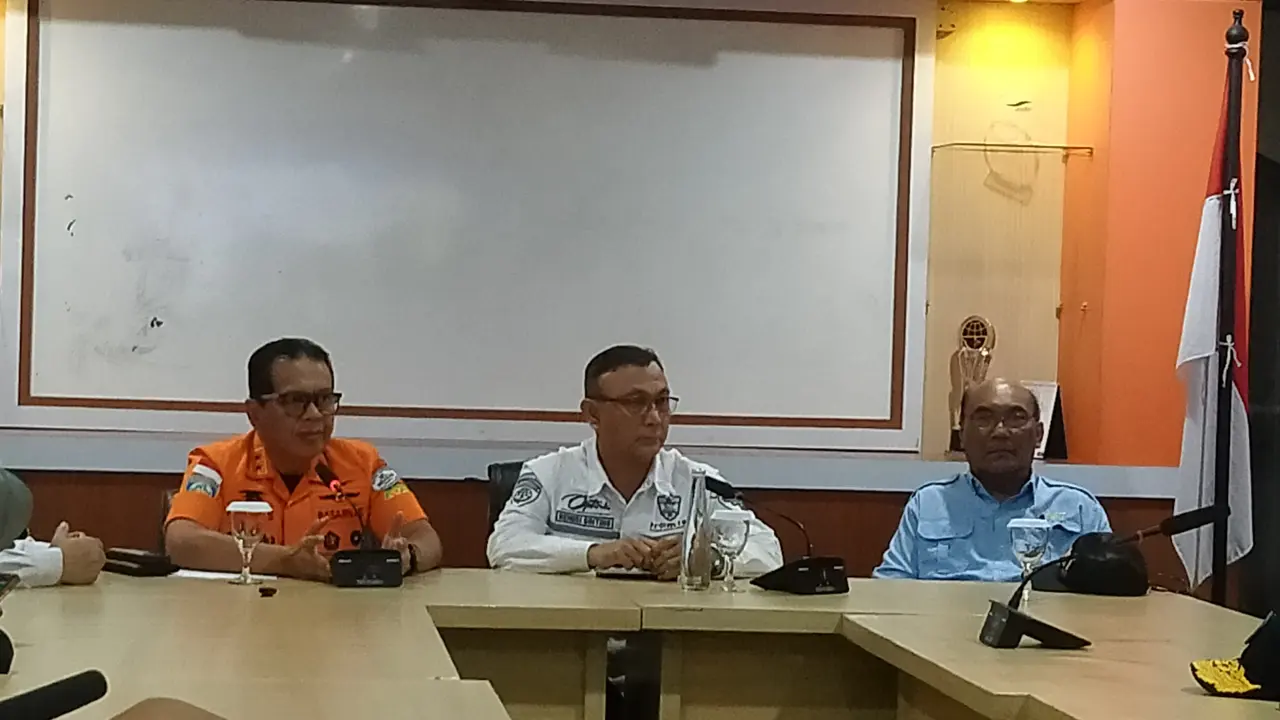 Deputi Operasi SAR dan Kesiapsiagaan Basarnas, Laksamana Muda TNI Ribut Eko Suyatno  (kanan) memberikan keterangan pers usai operasi SAR Gabungan tenggelamnya KMP Tunu Pratama Jaya ditutup (Istimewa)