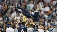 Pelatih Prancis, Didier Deschamps, diangkat anak asuhnya usai menjuarai Piala Dunia dengan mengalahkan Kroasia pada laga final di Stadion Luzhniki, Moskow, Minggu (15/7/2018). Prancis menang 4-2 atas Kroasia. (AP/Francisco Seco)