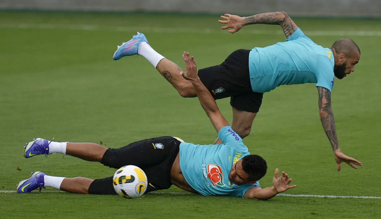 Pemain Brasil Dani Alves (kanan) dan Casemiro saat sesi latihan di pusat pelatihan Granja Comary, Teresopolis, Brasil, 23 Maret 2022. Brasil akan menghadapi Chile pada pertandingan sepak bola kualifikasi Piala Dunia 2022 di Rio de Janeiro. (AP Photo/Silvia Izquierdo)