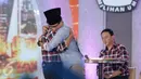 Djarot Saiful Hidayat berpelukan dengan Sandiaga Uno usai debat terakhir Pilgub DKI Jakarta 2017 di Hotel Bidakara, Jakarta, Rabu (12/4). (Liputan6.com/Faizal Fanani)