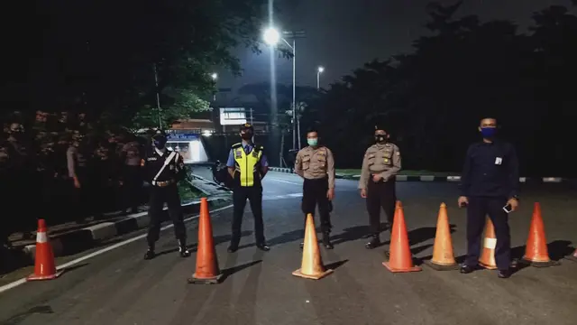 Petugas gabungan menjaga akses menuju Bandara Soekarno Hatta, Cengkareng