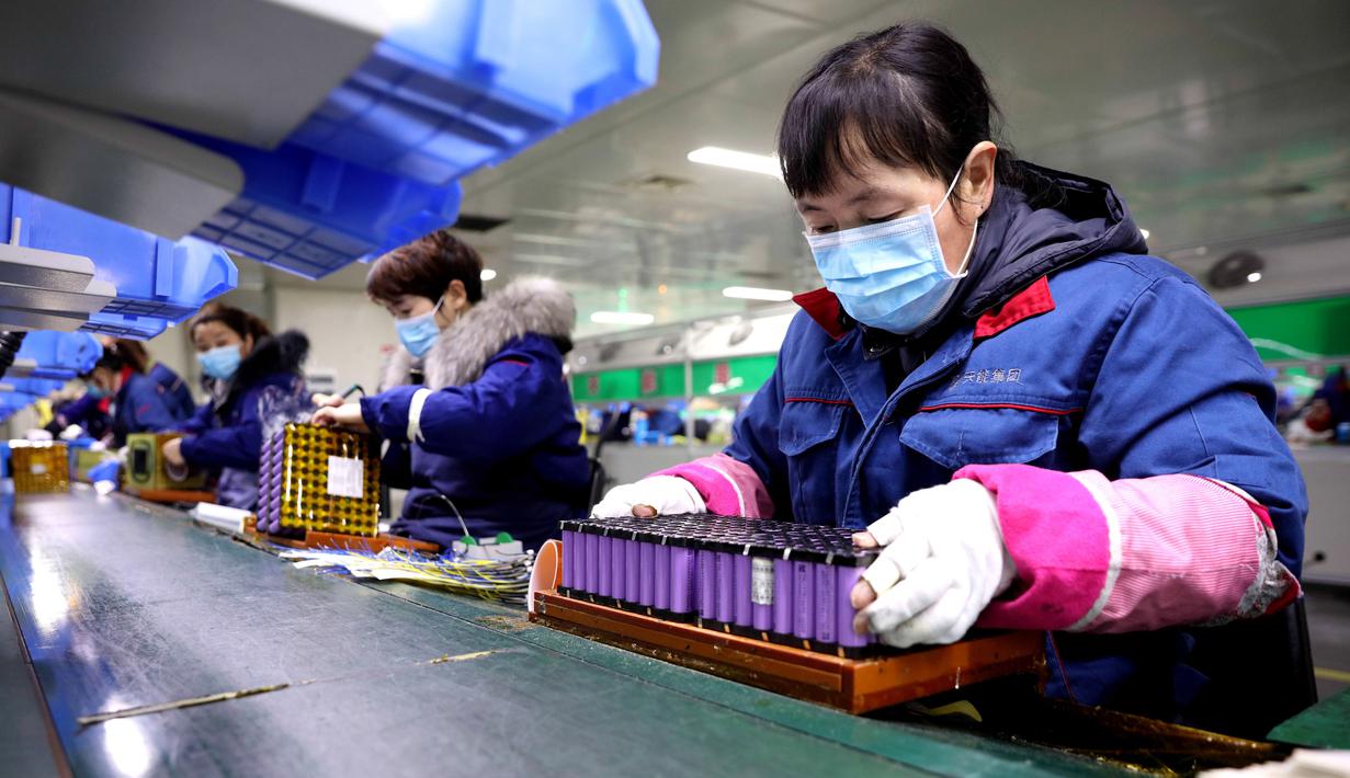 Karyawan bekerja di sebuah perusahaan di Changxing, Huzhou, Provinsi Zhejiang, China, Rabu (12/2/2020). Di bawah arahan dan dukungan otoritas setempat, banyak perusahaan di Zhejiang kembali beroperasi setelah melakukan pencegahan dan pengendalian wabah virus corona. (Xinhua/Xu Yu)