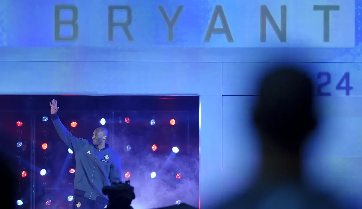 Kobe Bryant saat diperkenalkan sebelum pertandingan NBA All Star di Air Canada Centre, Toronto, Kanada. (14/2/2016). Ini adalah penampilan terakhir Kobe Bryant di NBA All Star sebelum pensiun akhir musim ini. (AFP/Bob Donnan-USA TODAY Sports)