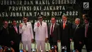 Gubernur dan Wagub DKI Jakarta, Anies Baswedan (keempat kiri) dan Sandiaga Uno (ketiga kiri) berfoto bersama usai sertijab di Balai Kota, Jakarta, Senin (16/10). (Liputan6.com/Faizal Fanani)