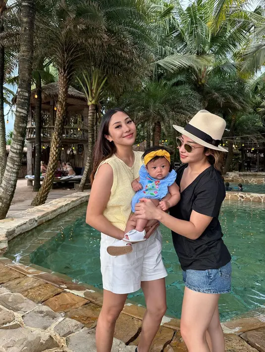Usai melahirkan, Nikita Willy kerap jadi sorotan berkat tubuhnya yang cepat kembali langsing. Begitu pula wanita 28 tahun itu terlihat kompak momong anak bareng Winona Willy. (Liputan6.com/IG/@nikitawillyofficial94).