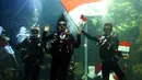 Berbagai cara dilakukan untuk memperingati HUT RI ke-70. Unik, cara yang dilakukan Chua Kotak yaitu dengan mengibarkan bendera merah putih di bawah air. (Deki Prayoga/Bintang.com)