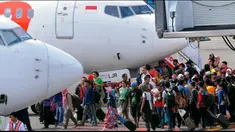 Pesawat Lion Air yang mengeluarkan asap di Bandara Kualanamu, Medan, membuat panik para penumpang. Bahkan ada yang mengira pesawat akan terbakar.