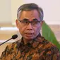 Kepala OJK Wimboh Santoso menyampaikan paparan dalam pertemuan dengan pimpinan bank umum Indonesia di Istana Negara, Jakarta, Kamis (15/3). (Liputan6.com/Angga Yuniar)