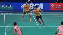 Ganda putra, Hendra/Ahsan mengembalikan kok ke arah Fu Haifeng/Zhang Nan asal Tiongkok di semifinal BCA Indonesia Open Super Series Premier 2015, di Jakarta, Sabtu (6/6/2015). Fu Haifeng/Zhang Nan 20-22, 21-18 dan 15-21. (Liputan6.com/Herman Zakharia)