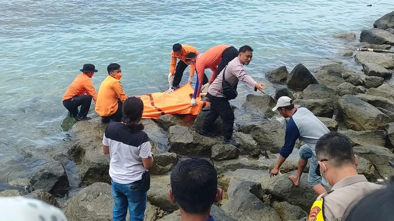 Evakuasi jasad anonim di Pantai Desa Canti, Lampung Selatan. Foto : (Istimewa).