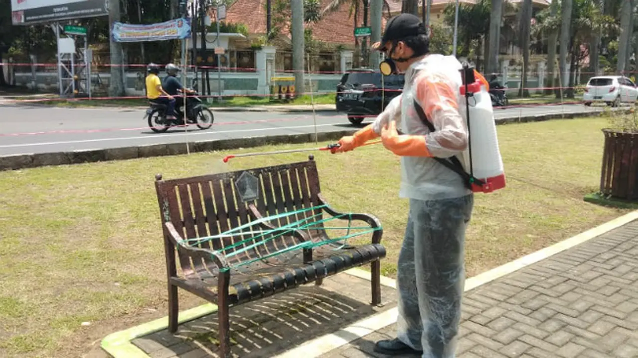 Taman Kota Tutup dan Kursi Taman Dililit Tali Demi Cegah Covid-19 di Kota Malang
