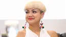 Sedikit bocoran, Nirina Zubir bermain dalam film bertajuk 5 Cowok Jagoan ini akan berperan sebagai pembunuh bayaran. Mengubah gaya potongan dan warna rambut menjadi salah satu upaya Nirina mendalami perannya. (Adrian Putra/Bintang.com)