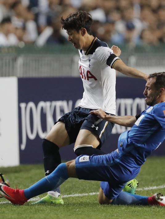 Aski Son Heung-min, (kiri) berebut bola dengan pemain Kitchee Sports Club, Daniel Cancela Rodriguez pada laga persahabatan di Hong Kong, (26/5/2017). Tottenham menang 4-1. (AP/Kin Cheung)