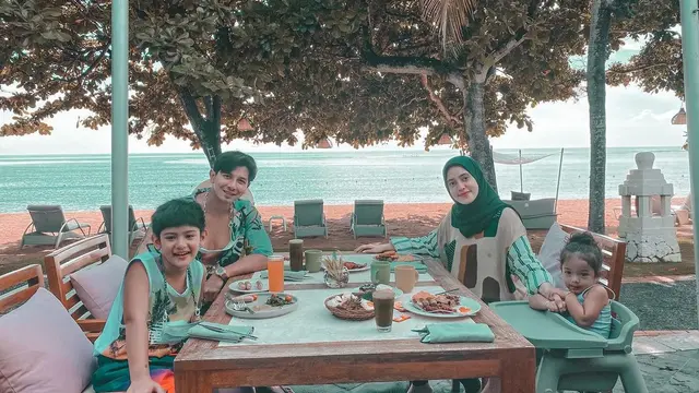 7 Momen Liburan Keluarga Sonny Septian dan Fairuz A Rafiq Ke Bali
