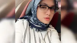 Vicky Shu tampil mempesona saat mengenakan hijab biru bermotif. (Instagram.com/Vickyshu)
