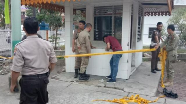 Pos jaga Kantor Satpol PP Pekanbaru yang dilempar molotov oleh dua pria tak dikenal.