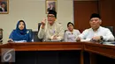 Wakil Kepala Dinas Pendidikan DKI Jakarta, Sopan Adrianto (tengah) memberikan keterangan pers saat  peluncuran Kartu Jakarta Pintar (KJP) berbasis teknologi di kantor Dinas Pendidikan, Jakarta, Jumat (10/7/2015). (Liputan6.com/Yoppy Renato)