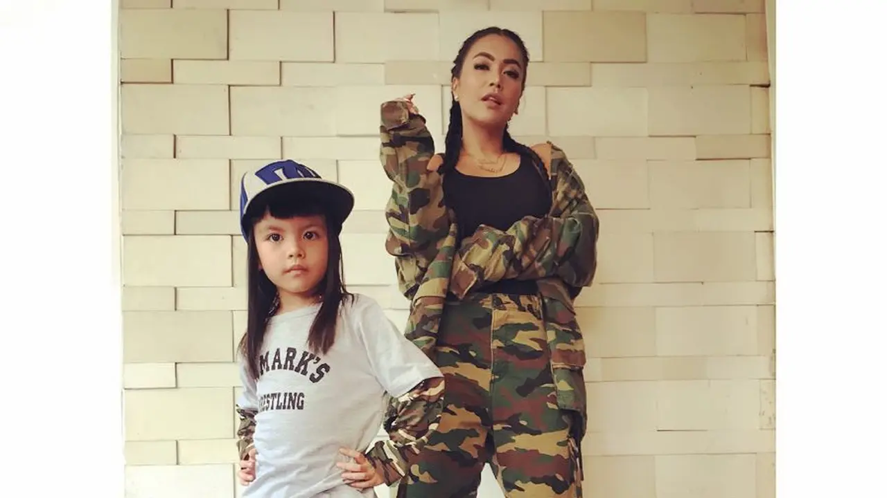 [Bintang] Ayu Ting Ting dan Denada