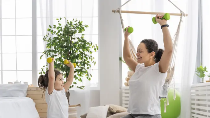 Tips Olahraga 10 Menit Ibu & Anak, Cara Tetap Aktif di Tengah Kesibukan [Dok/freepik.com]