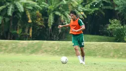 Pemain Persebaya Surabaya, Hansamu Yama, mengontrol bola saat latihan di Lapangan Yogyakarta Independent School, Yogyakarta, Rabu (23/1). Latihan ini merupakan persiapan jelang Liga 1 2020. (Bola.com/Aditya Wany)