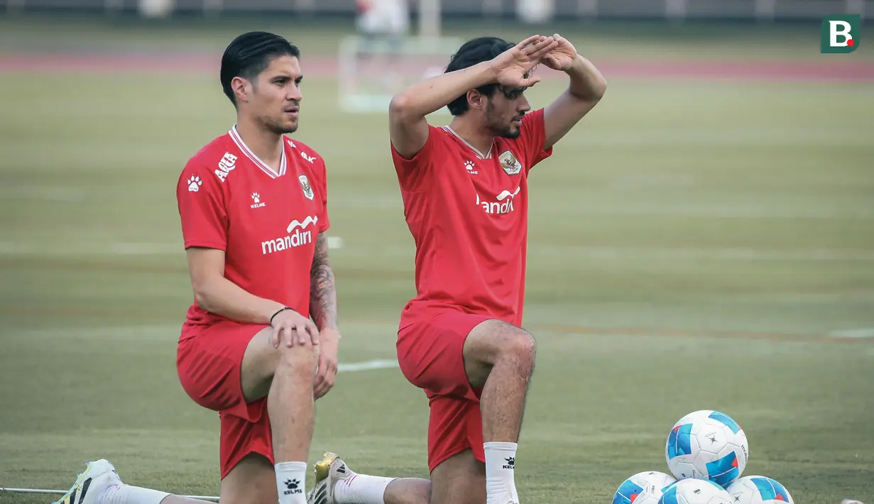Pemain Timnas Indonesia, Kevin Diks (kiri) dan Nathan Tjoe-A-On (kanan) mengikuti sesi latihan terakhir jelang lawan Mozambik di Lapangan Madya, Senayan, Jakarta, pada Senin (8/6/2026). (Bola.com/Abdul Aziz)