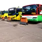 Sejumlah bus parkir menunggu penumpang di Terminal Kampung Rambutan, Jakarta Timur, Selasa (30/6/2015). Menurut petugas Dishub Kp. Rambutan, Biasanya lonjakan penumpang terjadi empat hari Sebelum  Idul Fitri. (Liputan6.com/Yoppy Renato)