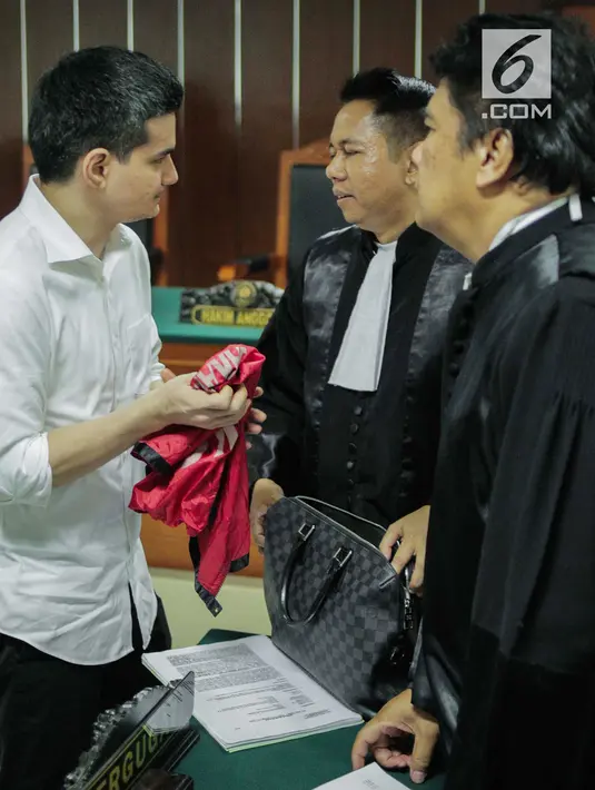 Artis Steve Emmanuel (kiri) berbincang dengan kuasa hukumnya saat sidang putusan kasus narkoba di Pengadilan Negeri Jakarta Barat, Selasa (16/7/2019). Hakim menilai Steve Emmanuel terbukti melanggar pasal 112 ayat (2) UU RI Nomor 35 Tahun 2009 tentang Narkotika. (Liputan6.com/Faizal Fanani)