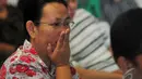 Seorang wanita tampak cemas menunggu kabar terbaru hilangnya pesawat AirAsia QZ8501 di posko Crisis Centre Terminal II Bandara Juanda, Surabaya, Jawa Timur, Senin (29/12). (Liputan6.com/Johan Tallo)