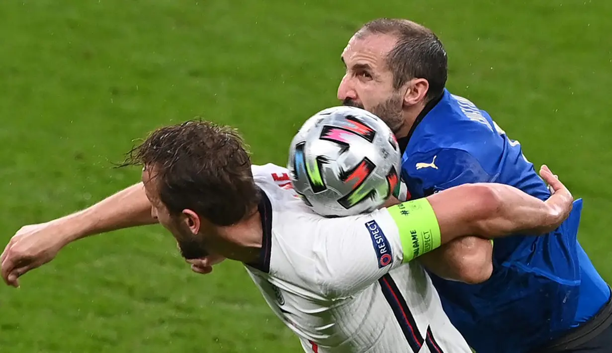 Pemain Italia Giorgio Chiellini (kanan) berebut bola dengan pemain Inggris Harry Kane pada pertandingan final Euro 2020 di Stadion Wembley, London, Inggris, 11 Juli 2021. Sama seperti Leonardo Bonucci, bek tengah ini juga jadi penentu dan nyawa pertahanan Italia. (FACUNDO ARRIZABALAGA/POOL/AFP)