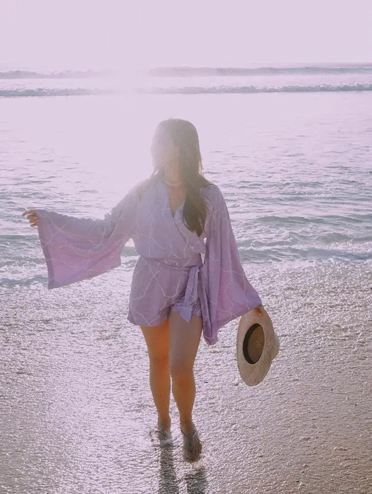 Wrap jumpsuit warna lilac dipadukan dengan topi boater warna beige seperti Jessica Mila tak kalah menarik. Simple dan stylish!  [Foto: IG/jscmila].