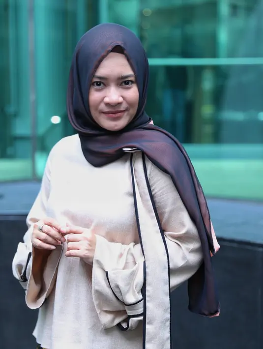 Orang tua Ikke memberitahu bahwa seorang perempuan tak boleh membiarkan auratnya terlihat pada 40 hari setelah menjalankan ibadah haji.  (Adrian Putra/Bintang.com)