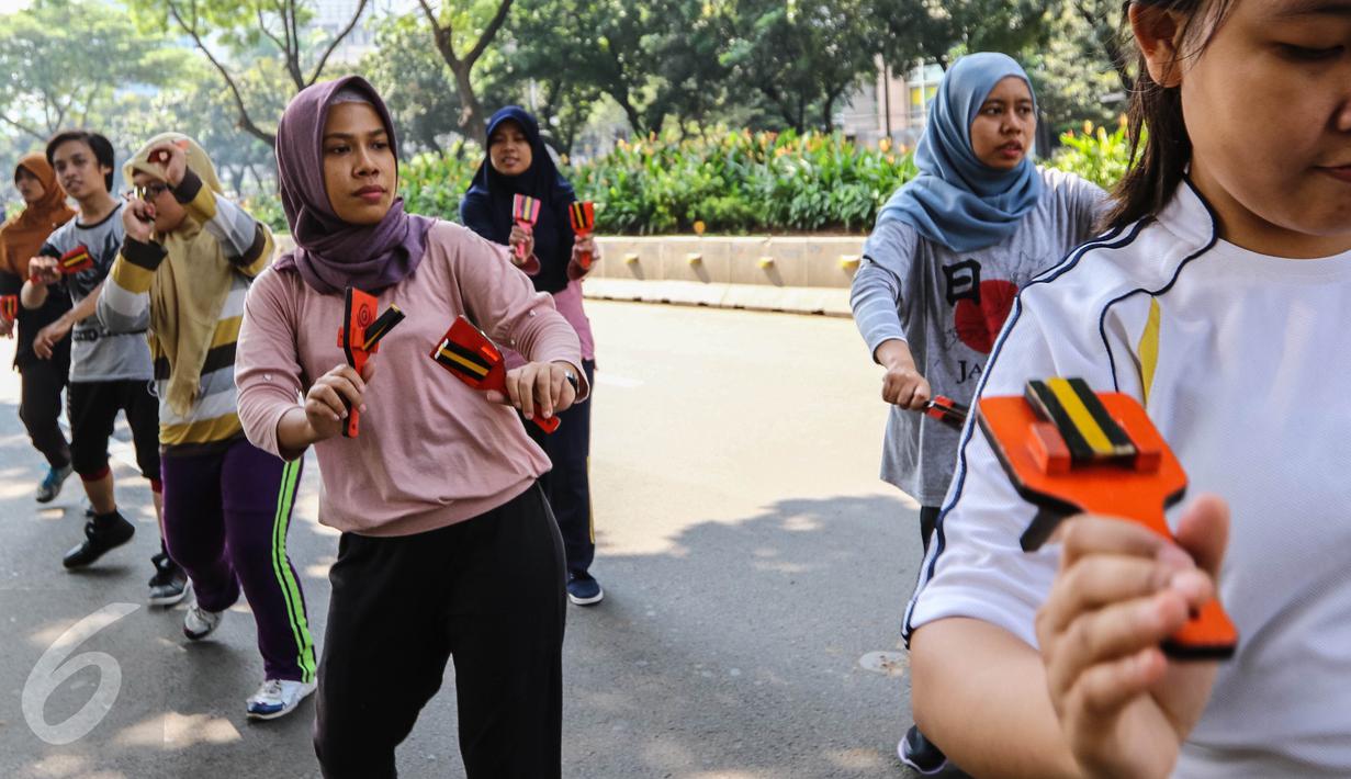 Keseruan komunitas Hyakka Ryouran saat berlatih alat musik tradisional asal Jepang, Naruko, di kawasan Senayan, Jakarta, Minggu (24/7). Komunitas ini telah memiliki 50 anggota dari berbagai kalangan anak muda. (Liputan6.com/Fery Pradolo)