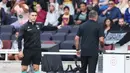 Hansi Flick meninggalkan lapangan setelah menerima kartu merah pada menit ke-90, dari kartu kuning kedua. (AFP/Josep Lago)