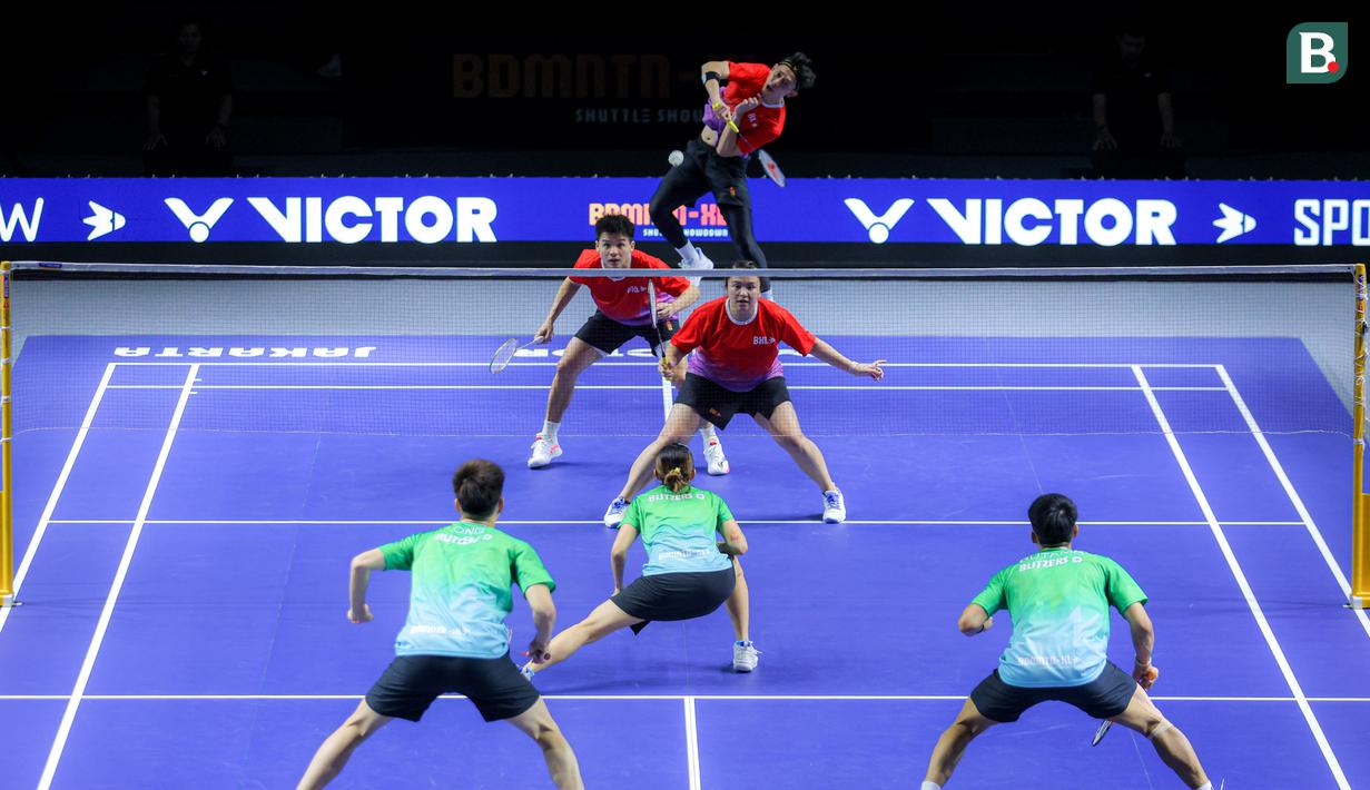 M Rian Ardianto (atas) dari Tim Rockets melakukan smash ke arah tim Blitzers dalam laga pertama 3v3 Badminton XL 2025 yang berlangsung di Istora Senayan, Jakarta, Jumat (03/10/2025). (Bola.com/Bagaskara Lazuardi)
