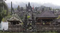 Umat Hindu menggelar upacara Purnama Kapat di Pura Besakih, Karangasem, Bali, Kamis (5/10). Pura Besakih di Desa Besakih ditetapkan dalam zona KRB II karena berjarak sekitar sembilan kilometer dari puncak kawah Gunung Agung. (Liputan6.com/Gempur M Surya)