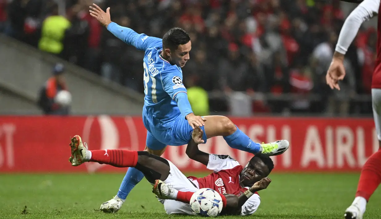 Bek Napoli #31 Karim Zedadka berebut bola dengan penyerang Sporting Braga #07 Bruma pada matchday 1 Grup C Liga Champions 2023/2024 di Estadio Municipal de Braga, Kamis (21/9) dini hari WIB. (Photo by MIGUEL RIOPA / AFP)
