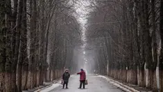 Foto 1: Warga setempat berbincang di sebuah jalan di Chasiv Yar, dekat Bakhmut pada 28 Februari 2023. Pihak berwenang Ukraina mengatakan pada 28 Februari, pasukannya berada di bawah tekanan di Bakhmut, sebuah kota yang hampir hancur di wilayah Donetsk timur yang telah berusaha direbut Rusia selama berbulan-bulan. (Dimitar DILKOFF/AFP)