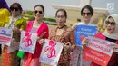Sejumlah wanita mengenakan baju kebaya berpose saat mengikuti hari Gerakan Nasional kembali ke busana identitas Indonesia di Jakarta, Selasa (2/7/2019). Gerakan ini dinamakan sebagai Selasa Berkebaya untuk mengajak anak-anak muda tetap menjaga kelestarian busana kebaya. (Liputan6.com/Faizal Fanani)