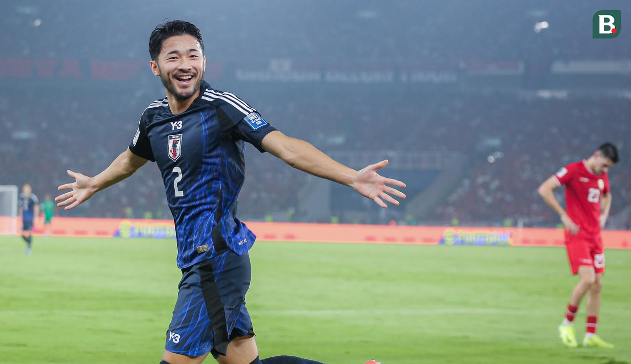 Pemain Timnas Jepang, Yukinari Sugawara, merayakan gol ke gawang Timnas Indonesia pada Kualifikasi Piala Dunia 2026 Zona Asia di Stadion Gelora Bung Karno, Senayan, Jakarta, Jumat (15/11/2024) malam WIB. (Bola.com/Bagaskara Lazuardi)