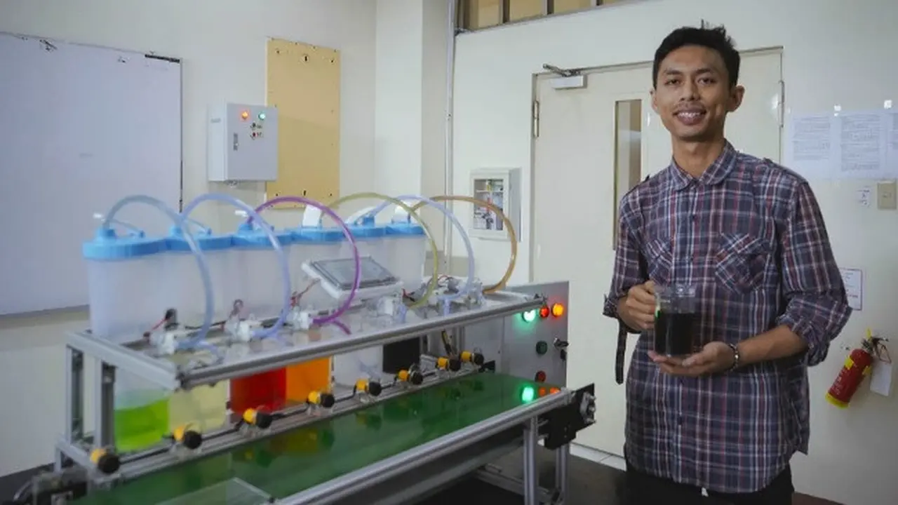 Mahasiswa Politeknik Caltex Riau memperlihatkan minuman hasil adukan mesin pencampur otomatis ciptaannya.