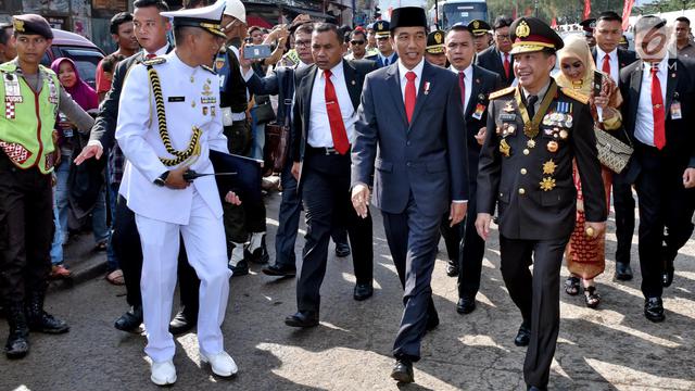 Terjebak Kemacetan, Jokowi Berjalan Kaki Menuju Lokasi HUT TNI