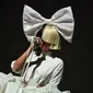 Sia saat konser di The Sziget music festival, Budapest, Hungaria (15/8/2016). (AFP/Attila Kisbenedek)