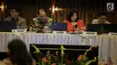 Komisaris Utama SCMA, Raden Soeyono (kedua kiri) memberi pemaparan saat RUPST SCMA di SCTV Tower, Jakarta, Kamis (18/5). SCMA membagikan dividen sebesar Rp 73 per saham dari laba bersih tahun buku 2016. (Liputan6.com/Faizal Fanani)