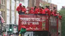 Para Pemain Arsenal berada diatas bus melakukan parade keliling kota untuk merayakan kemenangan usai meraih Piala FA di London, Inggris, (31/5/2015). Arsenal meeraih Trofi piala FA usai mengalahkan Aston Villa 4-0. (REUTERS/Neil Balai)