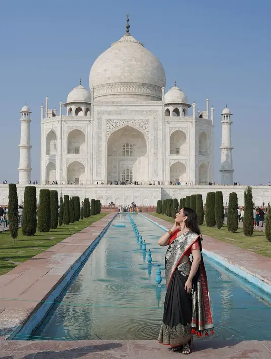Laksmi De Neefe tampil menawan kenakan sari India bernuansa silver metalik saat kunjungi Taj Mahal [@laksmideneefe]