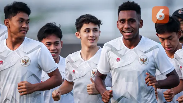 <p>Pemain Timnas Indonesia U-17, Amar Brkic (tengah) melakukan joging saat menjalani official training skuad Timnas Indonesia U-17 di Lapangan Latihan A Gelora Bung Tomo, Surabaya, Minggu (12/11/2023) sore menjelang laga kedua Grup A Piala Dunia U-17 2023 menghadapi Panama yang akan berlangsung di Stadion Gelora Bung Tomo, Senin, 13 November 2023. (Bola.com/Bagaskara Lazuardi)</p>