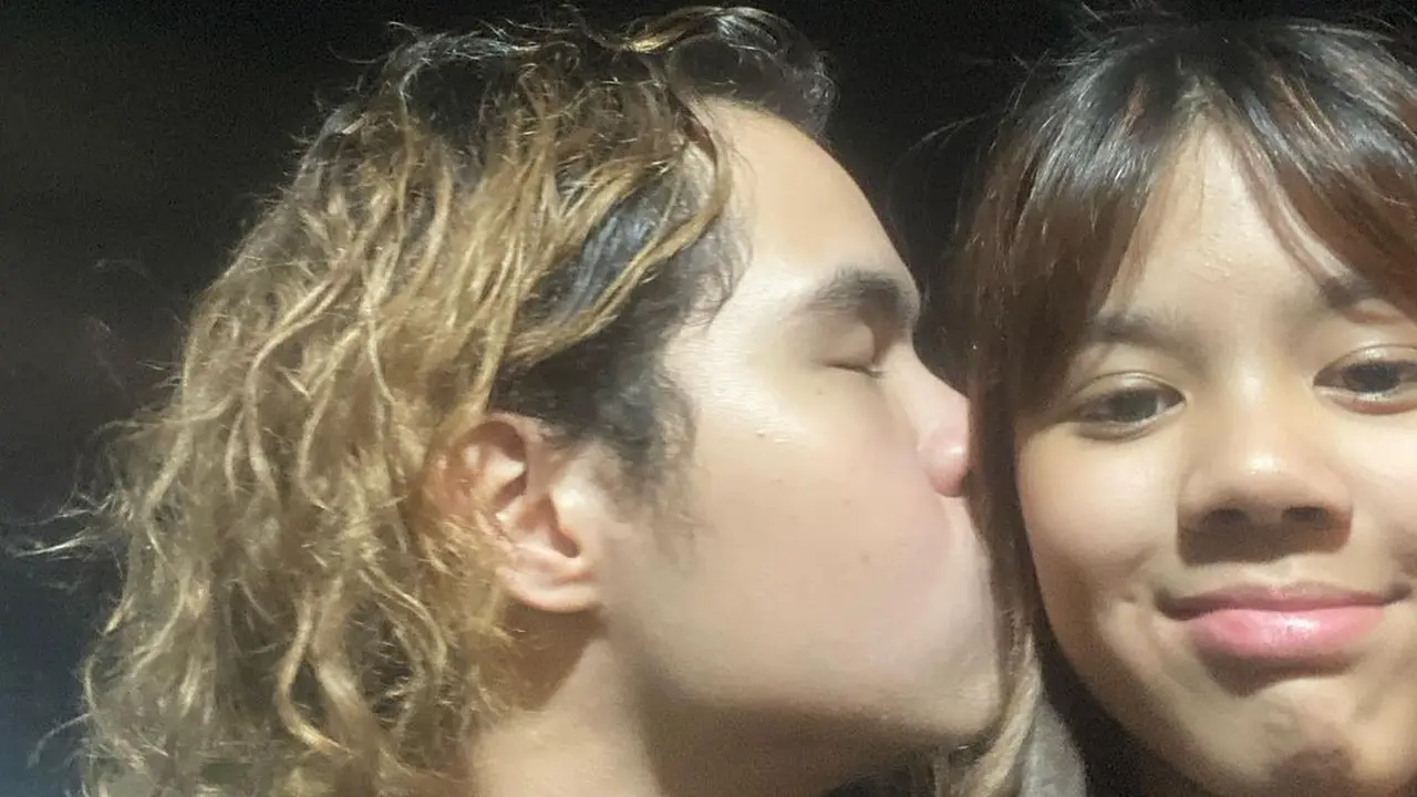Dul Jaelani cium pipi adiknya, Shafeea Ahmad, yang berulang tahun ke-11 (dok.Instagram/@duljaelani/https://www.instagram.com/p/Cae2RKbBZBp/Komarudin)