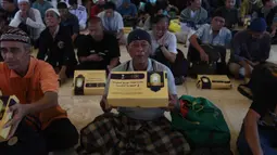 Sepanjang bulan suci Ramadan 1447 Hijriah, Masjid Istiqlal, Jakarta, kembali menggelar program buka puasa gratis bagi para jemaah. Tampak dalam foto, umat muslim sesaat sebelum menikmati waktu berbuka puasa pada hari pertama Ramadan 1447 Hijriah di Masjid Istiqlal, Jakarta, Selasa (19/2/2026). (Kapanlagi.com/Budy Santoso)